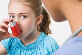 Παιδί με άσθμα: τι θα το βοηθήσει περισσότερο από τα φάρμακα