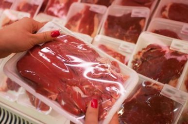 Κρέας: Τι είναι το κόκκινο υγρό στο συσκευασμένο κρέας. Δεν είναι αίμα αλλά…