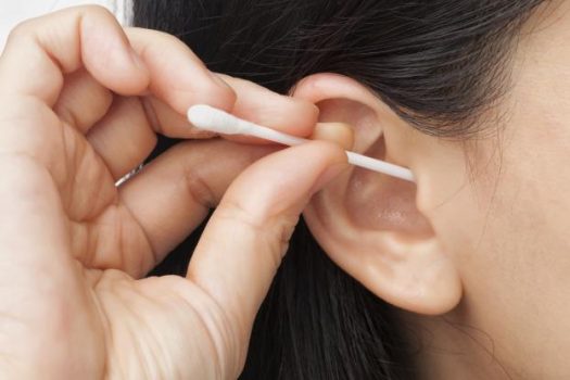 Καθαρισμός αυτιών: Ποια τα ύπουλα σημάδια που δείχνουν πρόβλημα υγείας