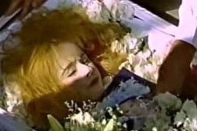 Αλίκη Βουγιουκλάκη: «Λίγο πριν την βάλουν στο φέρετρο…» Ανατριχιαστική αποκάλυψη δευτερόλεπτα πριν την κηδεία της