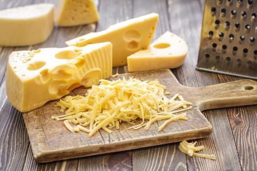 Το γνωρίζατε; Πώς δημιουργούνται οι τρύπες στο τυρί