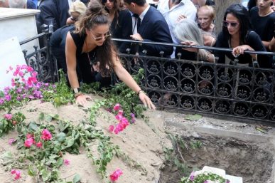 Ζωή Λάσκαρη: Σοκαριστική εικόνα από το φέρετρο και τον τάφο της