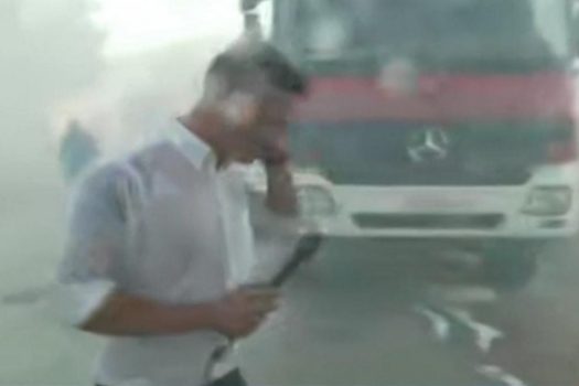 Απίστευτο: O δημοσιογράφος του ΣΚΑΙ, Μίλτος Σακελλάρης έφαγε όλο το νερό του Canadair live [video]